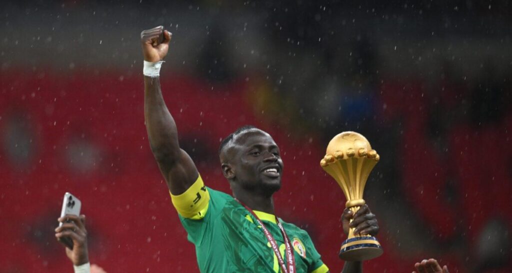 Le Sénégal prévoit de présenter le trophée de la Coupe d’Afrique des nations 2025 ce samedi à Paris, à l’occasion de son match amical contre le Pérou. Cette initiative est maintenue en dépit de la décision de la Confédération africaine de football (CAF), qui a officiellement attribué le titre au Maroc.