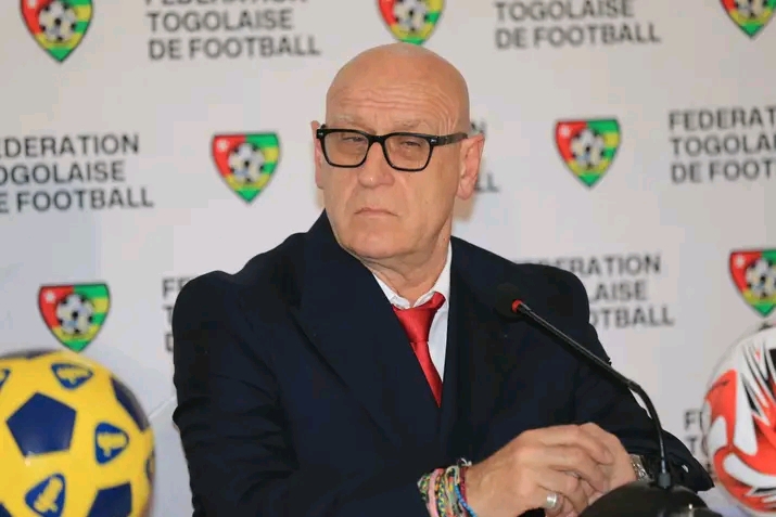 Le sélectionneur des Éperviers du Togo, Patrice Neveu, tiendra une conférence de presse ce jeudi 19 mars à 10h00 dans la salle de conférence du stade de Kégué à Lomé. Cette rencontre permettra au technicien français de présenter les grandes orientations du prochain rassemblement de l’équipe nationale et de revenir sur les enjeux des deux matchs amicaux programmés lors de la fenêtre FIFA de mars 2026.