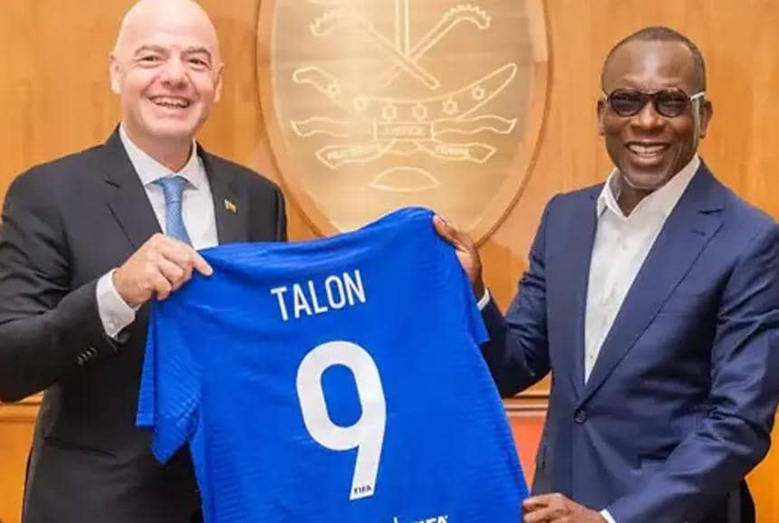 La Coupe du Monde 2026 pourrait marquer un tournant pour l’industrie textile africaine. La FIFA souhaite produire une partie des maillots de la compétition en Afrique de l’Ouest, avec la participation du Bénin dans le cadre d’un programme visant à valoriser le coton et le savoir-faire textile de la région.