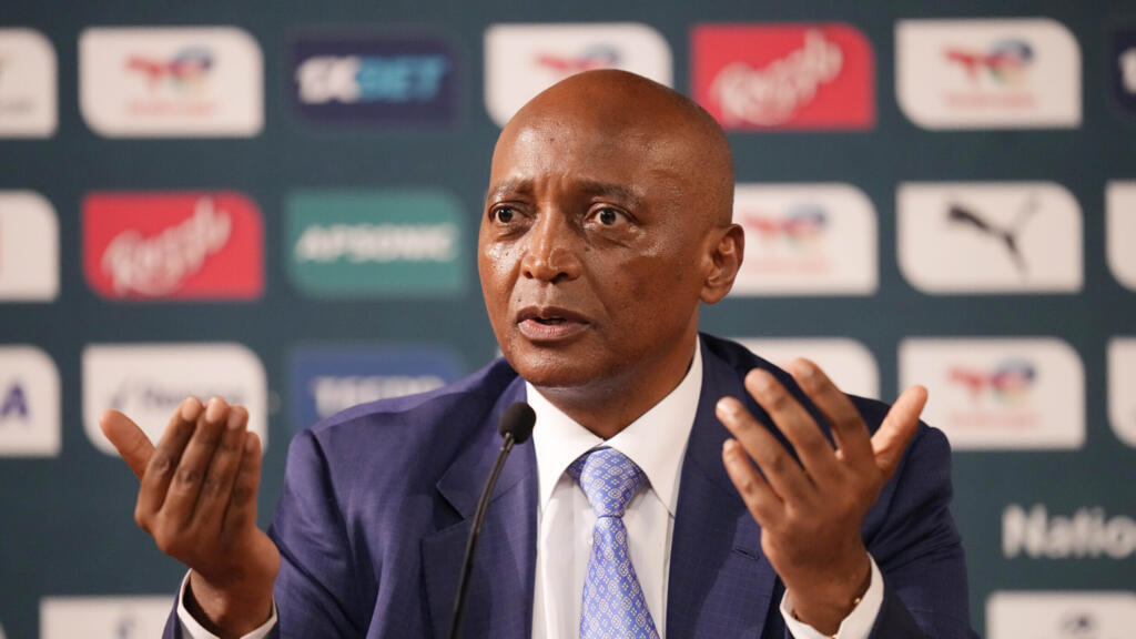 Le président de la Confédération africaine de football CAF, Patrice Motsepe, est sorti de son silence ce mercredi 18 mars pour répondre aux nombreuses réactions suscitées par la décision controversée concernant la Coupe d’Afrique 2025.