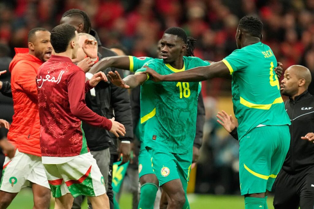 Un véritable tremblement de terre secoue le football africain. Le Sénégal, qui avait initialement remporté la finale de la CAN 2025 contre le Maroc (1-0 après prolongations), voit désormais sa victoire annulée. La Confédération Africaine de Football (CAF), par l’intermédiaire de son Jury d’Appel, a attribué la victoire sur tapis vert au Maroc, validant un score officiel de 3-0.