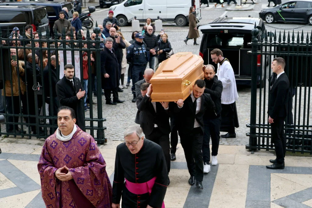 Une cérémonie d’hommage en mémoire de Rolland Courbis s’est tenue mercredi à Église de la Madeleine à Paris, deux jours après l’annonce de son décès à l’âge de 72 ans. L’ancien entraîneur et consultant sportif est décédé des suites d’une infection pulmonaire. Famille, amis et nombreuses personnalités du monde du sport et des médias se sont réunis pour lui rendre un dernier hommage. Cette première cérémonie s’est déroulée dans une atmosphère particulièrement chargée d’émotion. Connu pour son franc-parler et sa forte personnalité, Rolland Courbis a marqué plusieurs générations d’amateurs de football et laisse une empreinte durable dans le paysage sportif français.