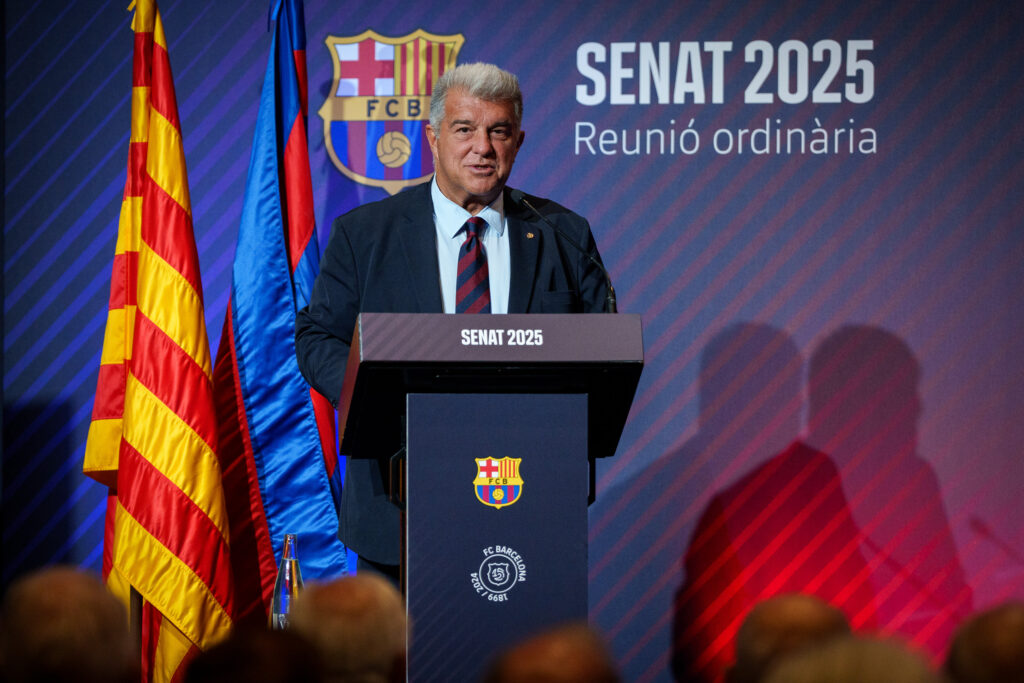 Les membres du FC Barcelone ont rendu leur décision. À l’issue d’une élection très suivie, Joan Laporta a été réélu président du club catalan pour un mandat supplémentaire de cinq ans. Il s’est largement imposé face à son unique adversaire, Victor Font, confirmant ainsi la confiance d’une grande partie des socios dans son projet pour l’avenir du club.