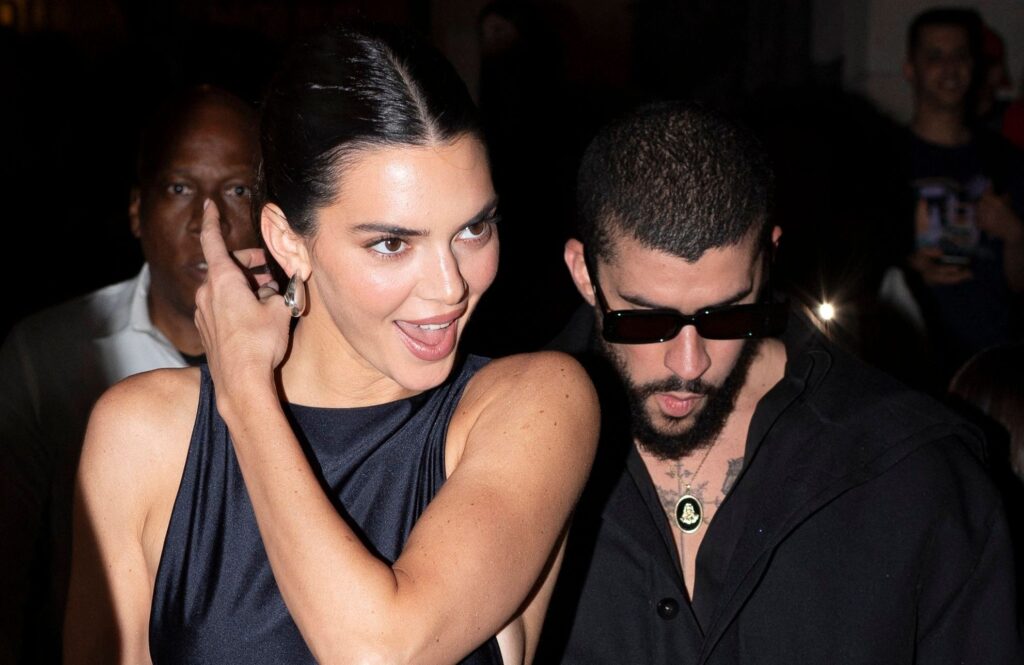 La présence de Kendall Jenner au Super Bowl LX n’est pas passée inaperçue. L’ex-compagne du chanteur Bad Bunny a été aperçue dans les tribunes pendant le spectacle de la mi-temps, profitant du show comme les milliers de spectateurs présents dans le stade.