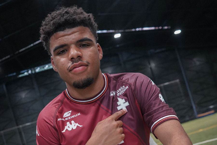 Le jeune défenseur togolais Yannis Lawson savoure un moment important de sa carrière : sa toute première sélection avec les Éperviers du Togo. À seulement 21 ans, le latéral gauche du FC Metz découvre l’équipe nationale avec une grande émotion, qualifiant cette étape d’« immense fierté ».