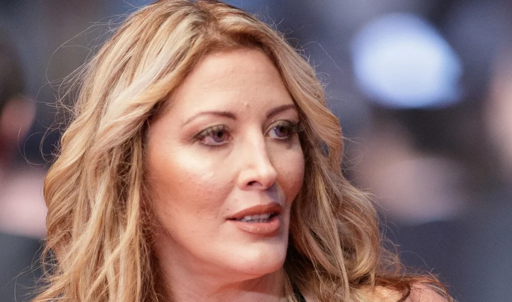 Loana Petrucciani, figure emblématique de la téléréalité en France, a été retrouvée morte ce mercredi 25 mars 2026 à son domicile situé à Nice. Elle était âgée de 48 ans.