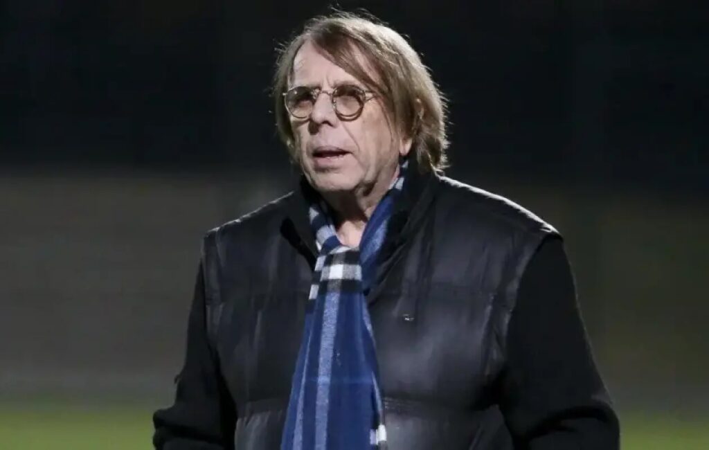 Suite à la décision du jury d’appel de la Confédération africaine de football d’attribuer le titre de la CAN 2025 au Maroc, les réactions continuent de se multiplier. Parmi elles, celle de l’entraîneur français Claude Le Roy, qui n’a pas caché son incompréhension face à cette situation. Selon lui, il est difficile d’imaginer que l’instance dirigeante du football africain puisse prendre une décision d’une telle ampleur. Il critique ouvertement la gouvernance actuelle de la CAF, dirigée par Patrice Motsepe, qu’il estime influencée par Gianni Infantino.