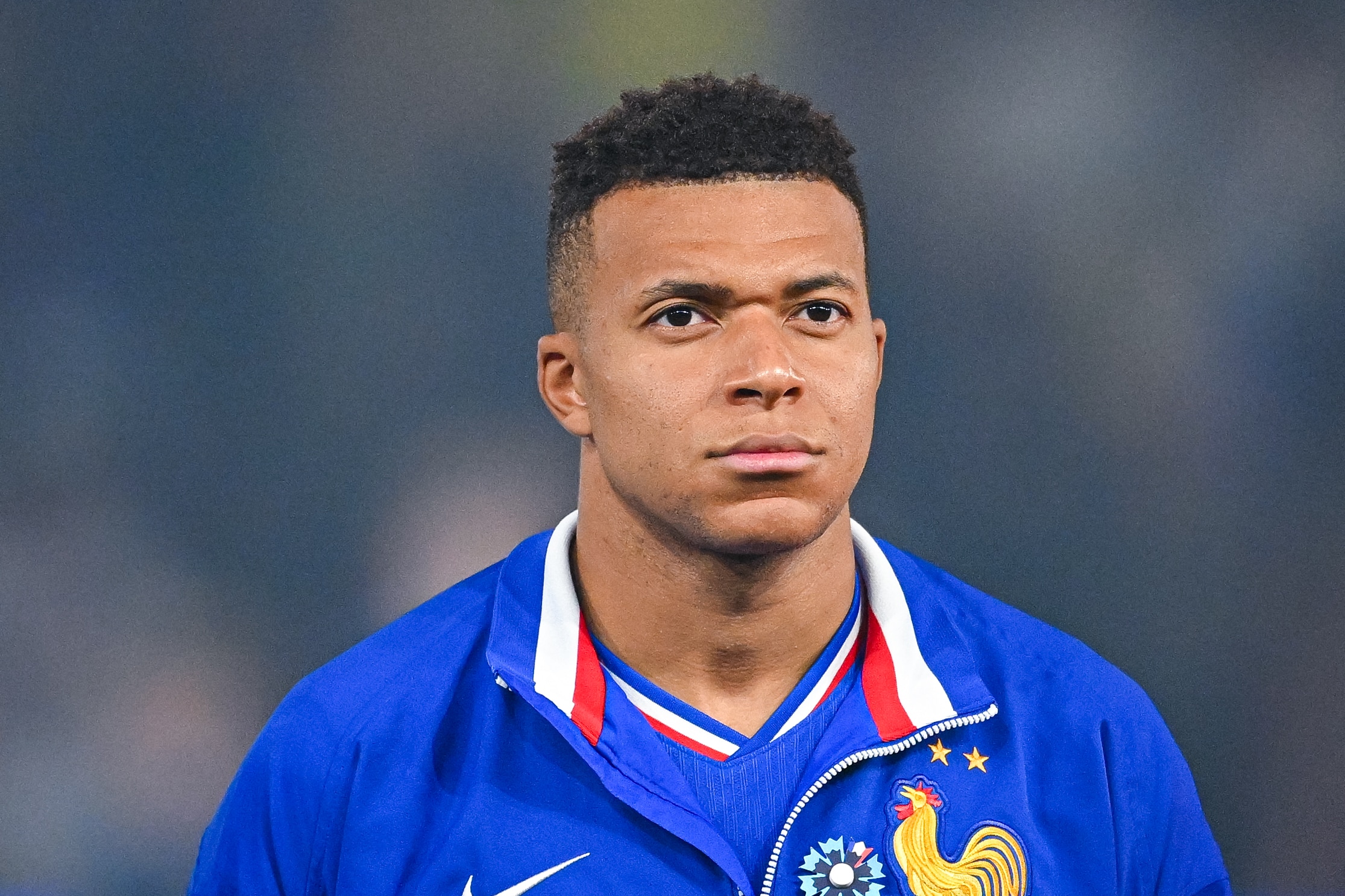 Le Real Madrid devra se passer de son attaquant vedette Kylian Mbappé pour le match de Ligue des champions face à Manchester City. Touché au genou, l’international français ne sera pas disponible pour cette rencontre importante. L’information a été confirmée le 10 mars 2026 par l’entraîneur madrilène Álvaro Arbeloa lors de la conférence de presse d’avant-match.