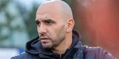 Contrairement aux rumeurs de départ qui agitent la toile, Walid Regragui reste le chef d'orchestre de la sélection marocaine. Ce vendredi 6 mars 2026, le technicien marocain peaufine sa stratégie pour les éliminatoires de la Coupe du Monde, avec le soutien renouvelé de la FRMF.