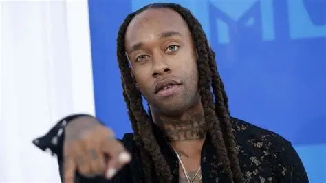 Le rappeur et producteur américain Ty Dolla $ign a dévoilé son nouvel EP intitulé Girl Music Vol. 1, disponible depuis le 6 mars 2026. Le projet fait déjà parler de lui grâce à des collaborations avec des figures légendaires du R&B, notamment Brandy Norwood et Ronald Isley.