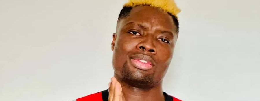 L’histoire de Adnan Aziz franchit un cap important. Né le 1er janvier 2002 à Djougou, au nord du Bénin, l’attaquant béninois vient de signer son tout premier contrat professionnel. Une avancée majeure qui marque le début d’une nouvelle phase dans sa carrière. Avant-centre moderne, droitier et robuste (1,86 m pour environ 80 kg), il représente cette génération de joueurs africains capables de s’adapter à différents styles de jeu à travers le monde.