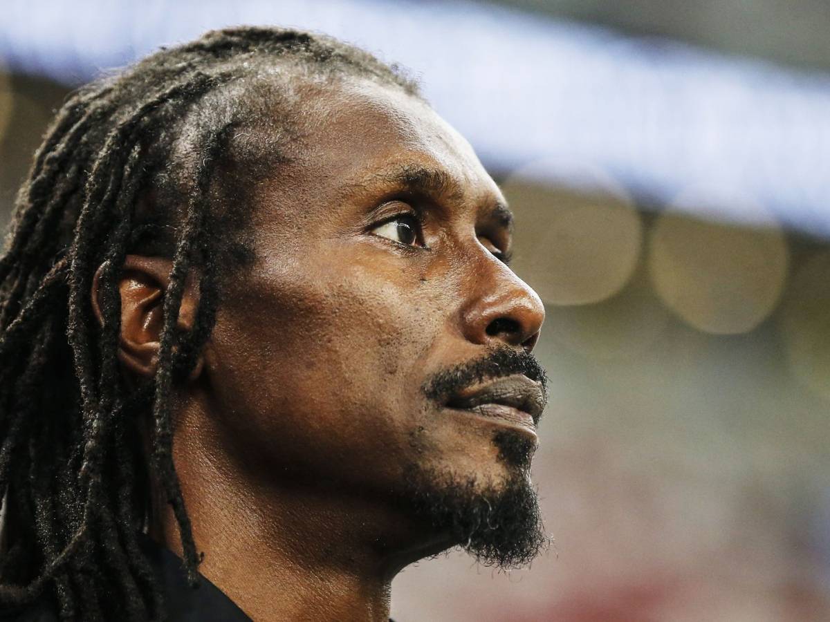 Coup de surprise en Angola. Alors que plusieurs médias annonçaient l’arrivée du technicien français Jean-Michel Cavalli, la Fédération angolaise de football a finalement officialisé, jeudi 9 avril 2026, la nomination d’Aliou Cissé à la tête de la sélection nationale.