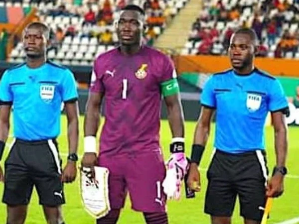 La FIFA a retenu un trio d'arbitres gabonais pour officier lors de la Coupe du monde 2026, confirmant ainsi la progression de l’arbitrage du pays sur la scène internationale.