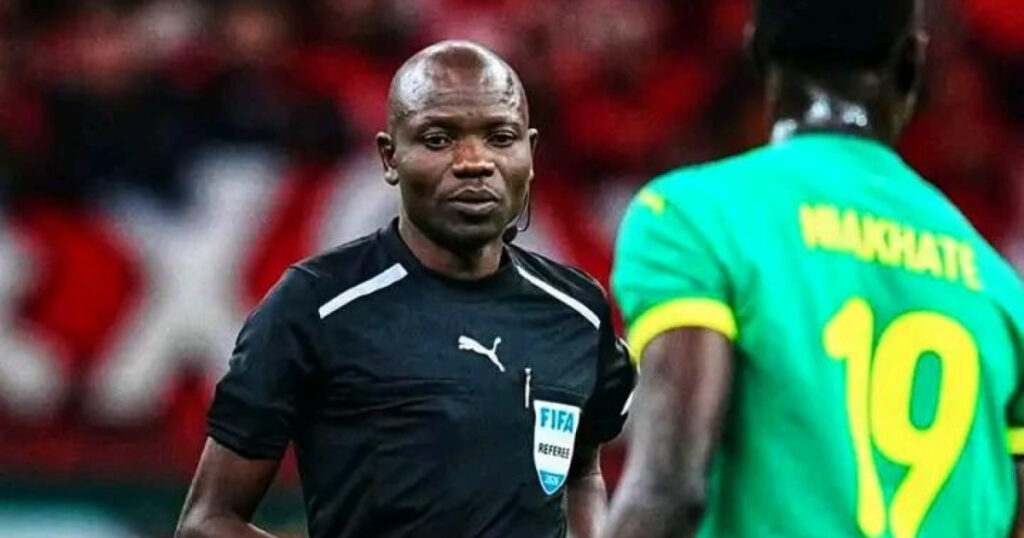 L’arbitre congolais Jean-Jacques Ndala ne fera pas partie des officiels retenus pour la Coupe du monde 2026. Cette décision de la FIFA intervient dans un contexte marqué par la polémique autour de son arbitrage lors de la finale de la CAN 2025 entre le Sénégal et le Maroc. Bien qu’aucune sanction formelle n’ait été annoncée par la CAF, cet épisode a laissé des traces sur la réputation de l’arbitre au niveau international.