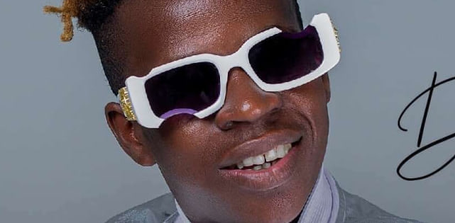 Le monde de la culture et du showbiz ivoirien est à nouveau plongé dans le deuil. Koffi Kouakou Elias, universellement connu sous son nom de scène DJ Congélateur, a rendu l'âme ce jeudi 21 mai 2026. L'artiste s'est éteint au Centre Hospitalier Universitaire (CHU) de Treichville, laissant ses nombreux sympathisants et l'univers du divertissement sous le choc.