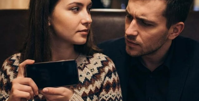 Les comportements des hommes quand madame prend leur téléphone