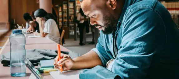 Les stratégies des étudiants avant les examens : “Seigneur, cette fois je vais changer” 