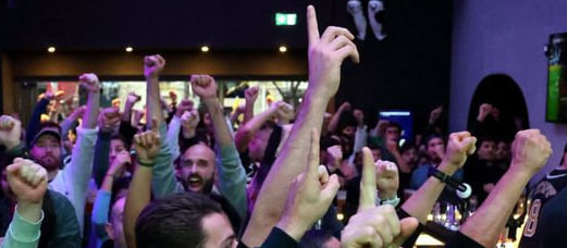 Aux États-Unis, la Coupe du monde 2026 ne se limitera pas aux pelouses des stades. L’événement devrait également s’étendre bien au-delà des rencontres, notamment dans les bars et restaurants où les supporters pourront vivre et revivre les matchs jusque tard dans la nuit, voire jusqu’au lever du soleil.