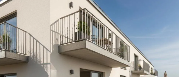 Horreur en plein jour : un homme surpris en train d'abuser d'un enfant sur un balcon